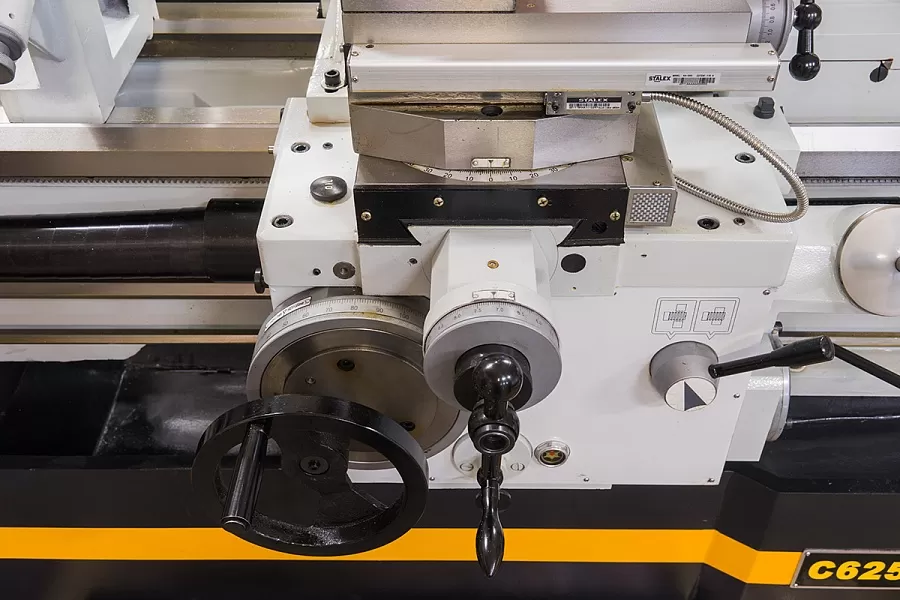 Станок токарно-винторезный STALEX C6256/1000